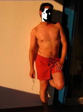 eccomi al mare... forse un costume di troppo, vero?